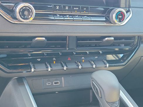 Used 2025 Chevrolet Colorado W/T w/ WT Custom Package RWD image 27