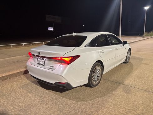 Used 2019 Toyota Avalon Limited image 4