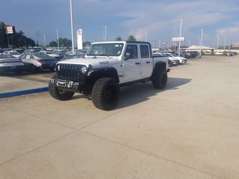 Used 2023 Jeep Gladiator Sport AWD/4WD image 3