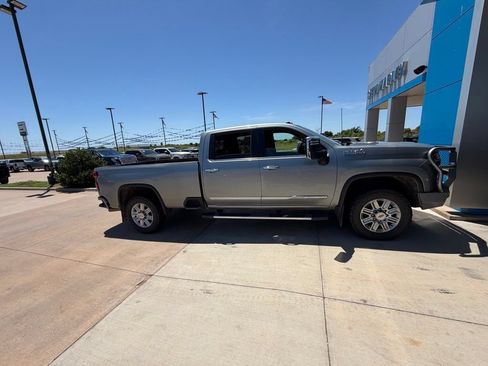 Used 2024 Chevrolet Silverado 3500 High Country w/ Technology Package AWD/4WD image 2