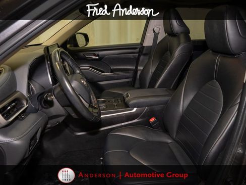 Used 2022 Toyota Highlander XLE FWD image 12