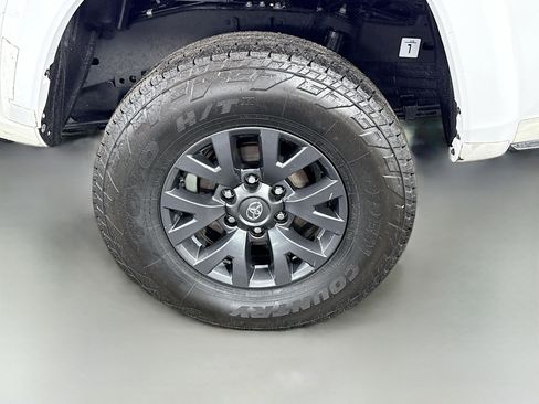 Used 2022 Toyota Tacoma SR5 w/ Technology Package RWD image 36