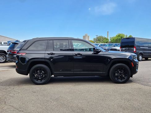 Used 2025 Jeep Grand Cherokee Altitude AWD/4WD image 2