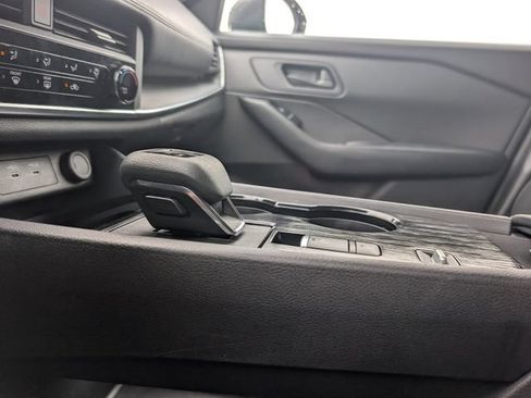 Used 2024 Nissan Rogue S FWD image 19