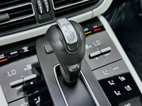 Certified 2023 Porsche Macan AWD/4WD image 19