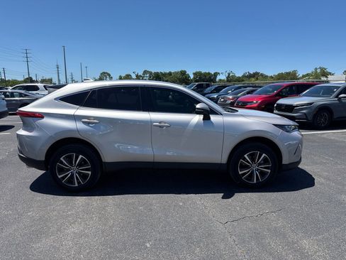 Used 2022 Toyota Venza LE AWD/4WD image 8