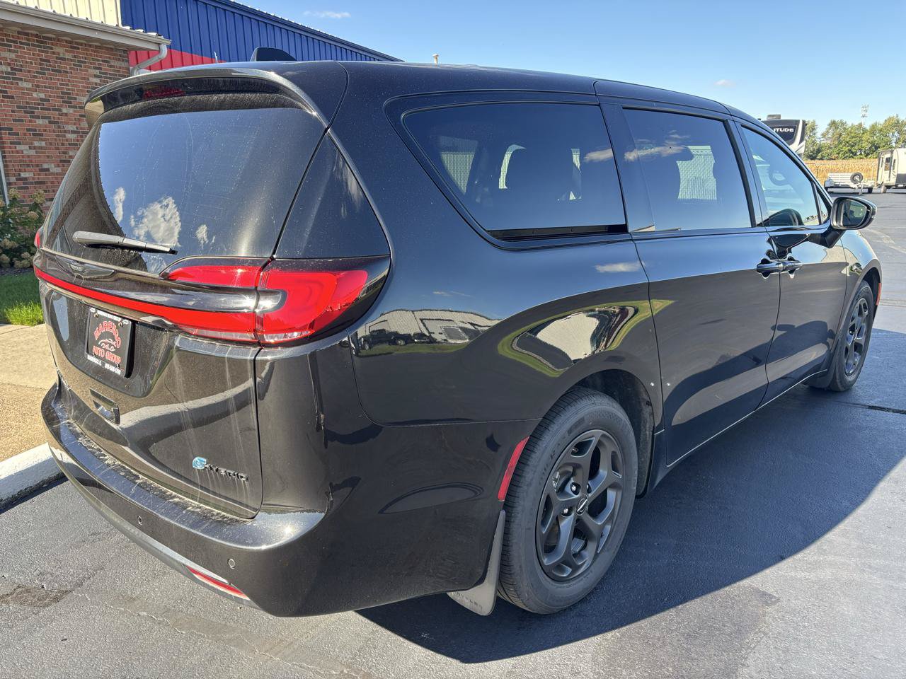 Used 2023 Chrysler Pacifica Touring-L w/ Uconnect Theater Family Group FWD image 3
