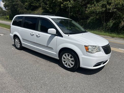 Used 2014 Chrysler Town & Country Touring FWD image 9
