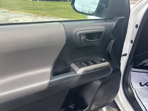 Used 2017 Toyota Tacoma SR5 image 9