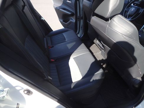 Used 2021 Toyota Venza XLE image 12