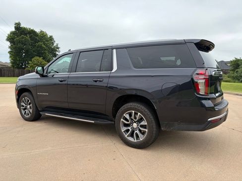 Used 2022 Chevrolet Suburban LT w/ LT Signature Package AWD/4WD image 2