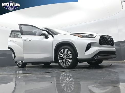 Used 2023 Toyota Highlander Platinum image 17
