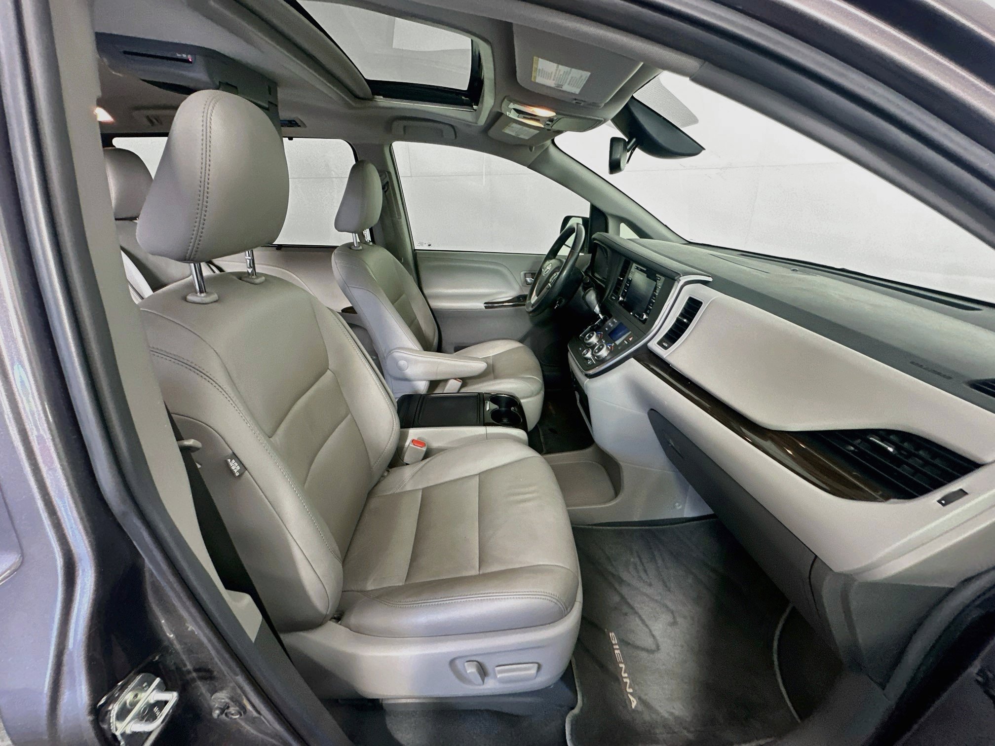 Used 2019 Toyota Sienna XLE FWD image 35