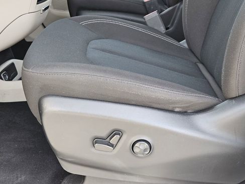 Used 2023 Chrysler Voyager LX image 17