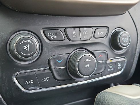 Used 2016 Jeep Cherokee Latitude w/ Safety/Convenience Group image 18