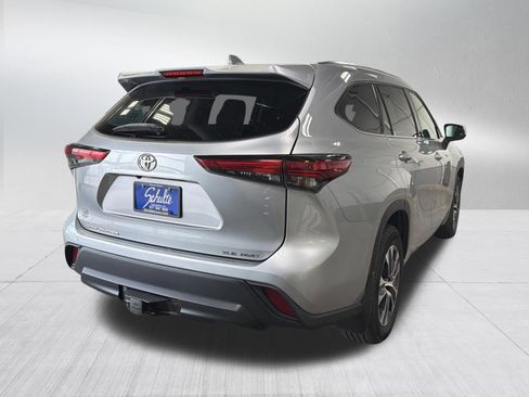 Used 2020 Toyota Highlander XLE AWD/4WD image 7