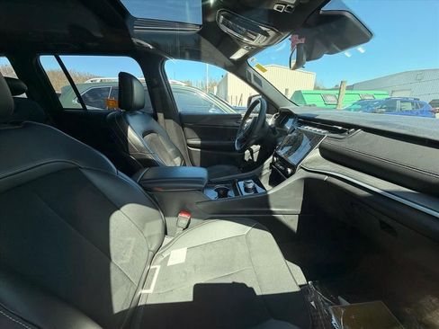 Used 2024 Jeep Grand Cherokee Altitude image 11