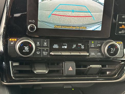 Used 2023 Toyota Highlander XLE AWD/4WD image 24