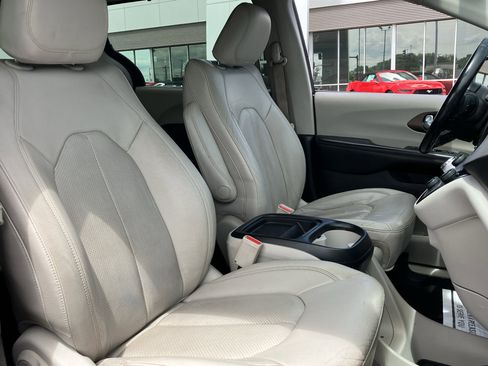 Used 2019 Chrysler Pacifica Touring-L FWD image 34