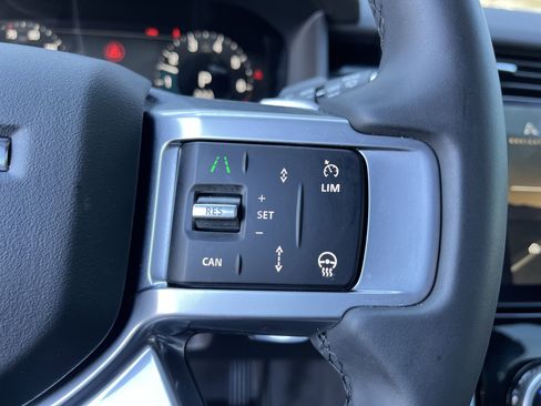 Used 2025 Land Rover Discovery S image 21