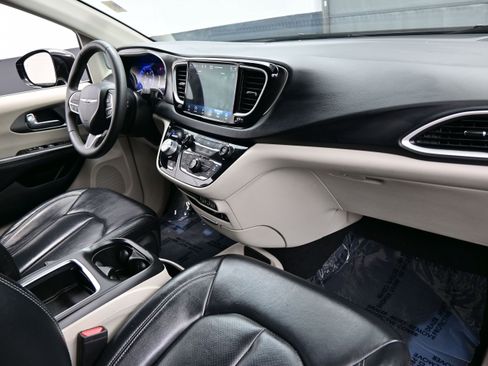 Used 2022 Chrysler Pacifica Touring-L FWD image 16