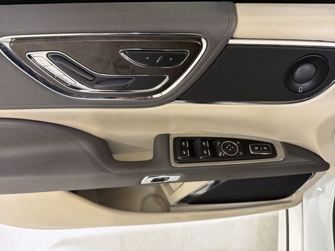 Used 2020 Lincoln Continental w/ Premium Package image 15