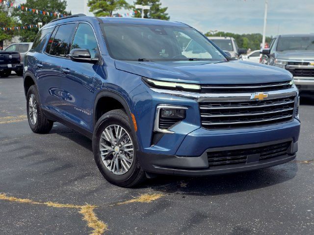 Used 2026 Chevrolet Traverse LT FWD image 2