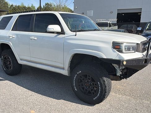 Used 2011 Toyota 4Runner SR5 w/ Convenience Pkg image 5