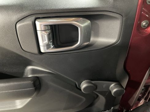 Used 2021 Jeep Gladiator Sport image 10