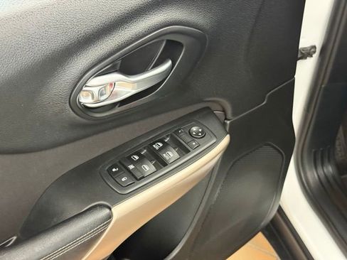 Used 2017 Jeep Cherokee Latitude AWD/4WD image 14