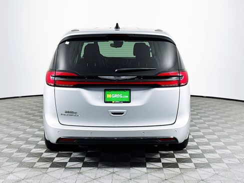 Used 2024 Chrysler Pacifica Touring-L FWD image 7