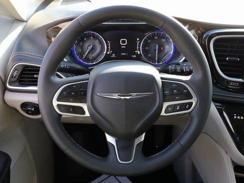 Used 2024 Chrysler Pacifica Limited image 25