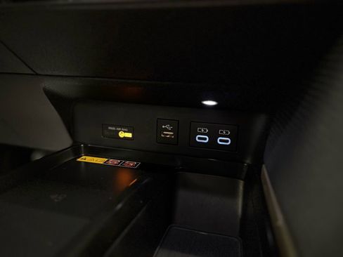 Used 2025 Toyota Camry SE image 29