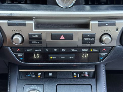 Used 2016 Lexus ES 350 w/ Luxury Package w/Wood Trim FWD image 28