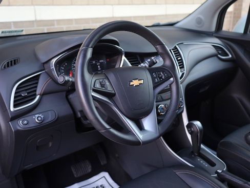 Used 2021 Chevrolet Trax LT w/ LT Convenience Package FWD image 16