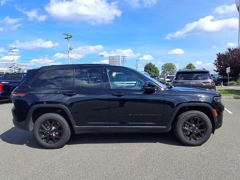 Used 2024 Jeep Grand Cherokee Altitude AWD/4WD image 32