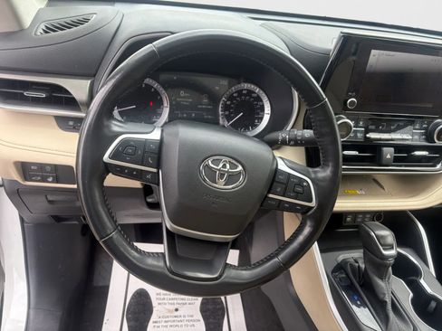 Used 2023 Toyota Highlander XLE AWD/4WD image 8
