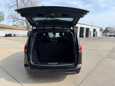 Used 2022 Chrysler Pacifica Limited w/ Uconnect Theater Family Group image 37