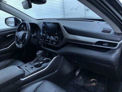 Used 2022 Toyota Highlander XLE image 24