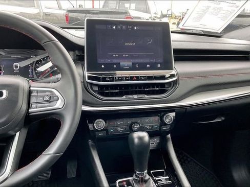 Used 2025 Jeep Compass Trailhawk AWD/4WD image 6