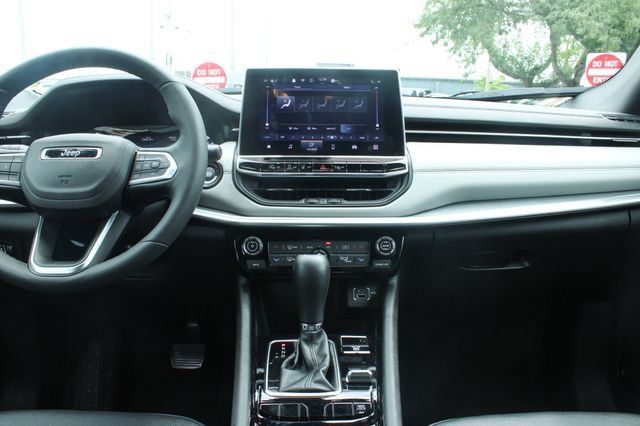 Used 2025 Jeep Compass Limited AWD/4WD image 17