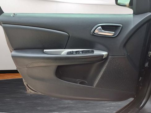 Used 2019 Dodge Journey SE FWD image 15