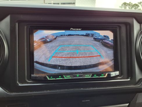 Used 2019 Toyota Tacoma SR w/ SR Convenience Package image 5