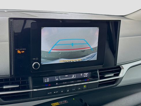 Used 2025 Toyota Sienna LE image 10