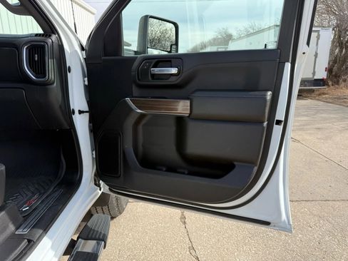 Used 2023 Chevrolet Silverado 2500 LT w/ Convenience Package image 8