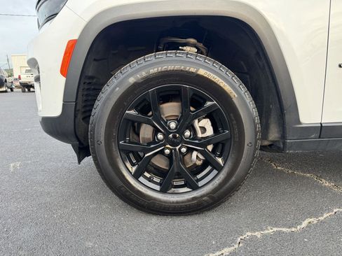 Used 2025 Jeep Grand Cherokee Altitude AWD/4WD image 44