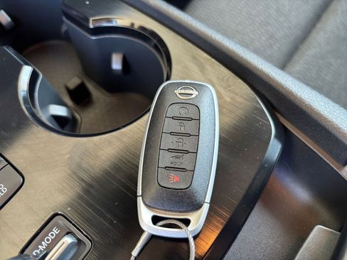 Used 2025 Nissan Rogue SV FWD image 27