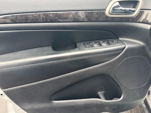 Used 2012 Jeep Grand Cherokee Laredo w/ Laredo E Group image 16