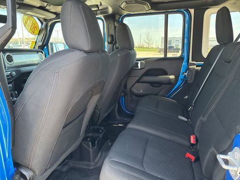 Used 2022 Jeep Wrangler Unlimited Sahara w/ Cold Weather Group AWD/4WD image 10