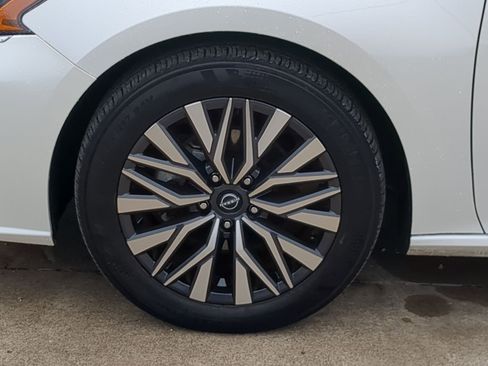 Used 2024 Nissan Altima 2.5 SV image 11